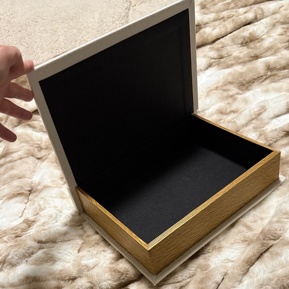 Book Box - Picture 2 of 3